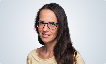 Žena s okuliarmi a úsmevom.